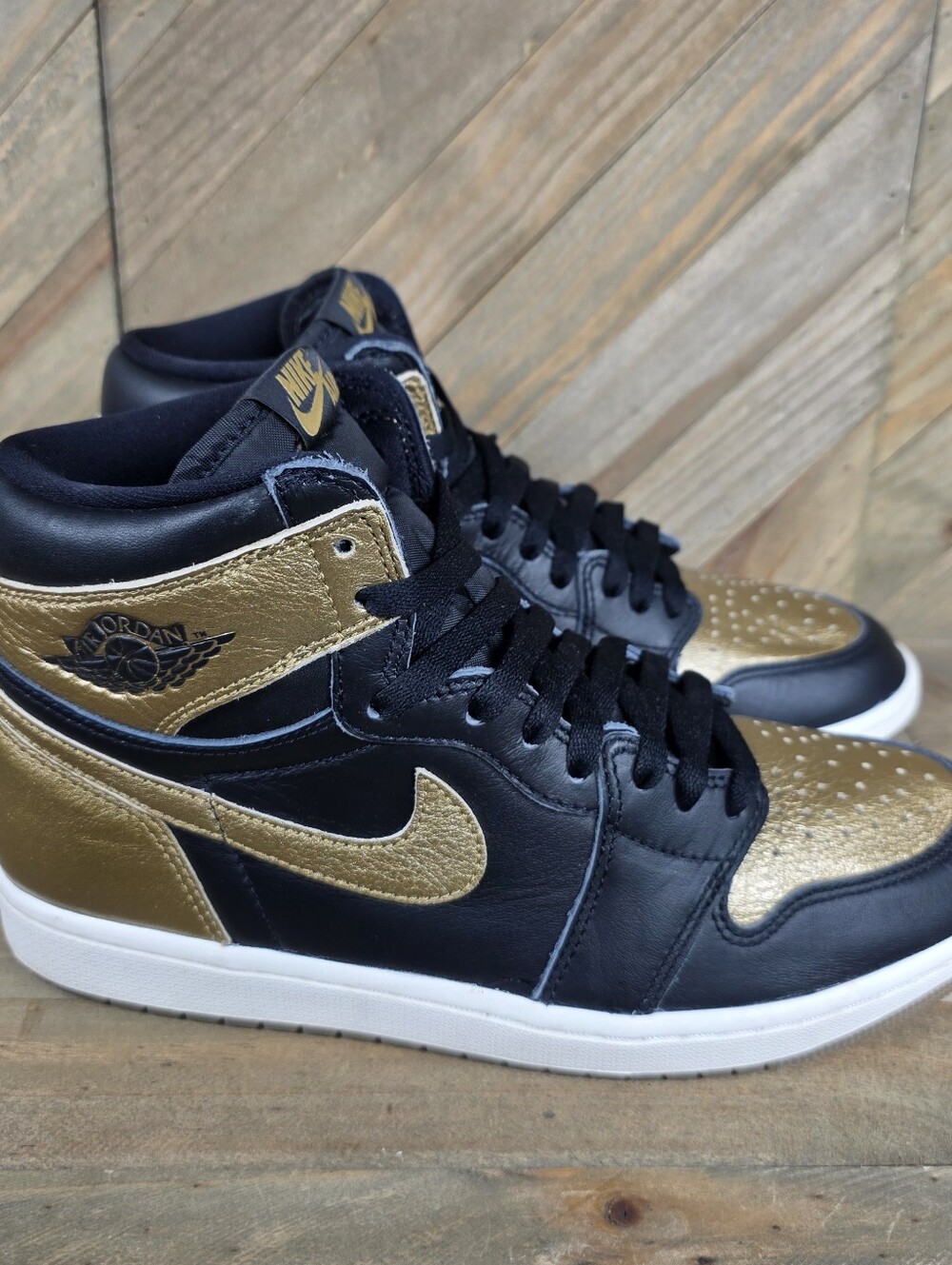 Nike Air Jordan 1 Retro High OG Black Metallic Gold Mens Athletic Shoes Size 9.5